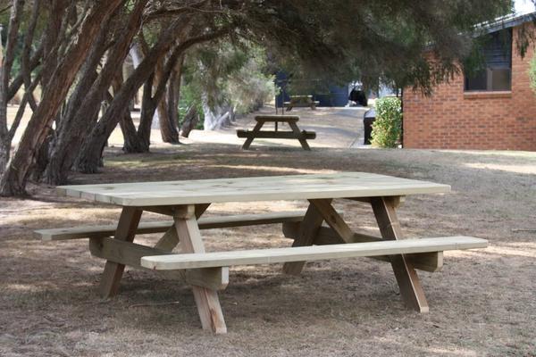 Dura Pine HD - Table Setting